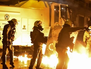 Επίθεση με βόμβες μολότοφ εναντίον διμοιρίας των ΜΑΤ στα Εξάρχεια